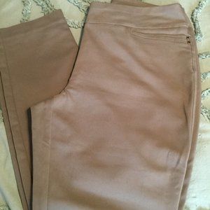 ❤️ REDUCED TO SELL TODAY!! 
Chico Pull-On Pant